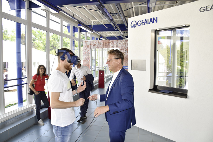 In einer virtuellen Wohnumgebung können Verkäufer deren Kunden mit VR-Brille Fenster und Türen dreidimensional betrachten lassen, deren Farben wechseln und diese per Bewegung öffnen und sogar durchschreiten.