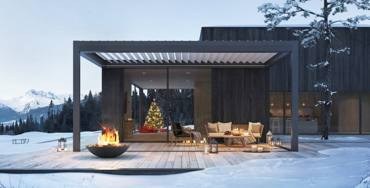 Mit dem richtigen Zubehör wie Glasschiebelementen, Licht und Heizung kann das Lamellendach ganzjährig benutzt werden.