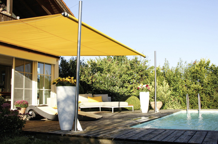 Das Twister-Segel Shadeone verbindet die elegante und leichte Ausführung eines Sonnensegels mit den Vorteilen eines aufwendigen Markisensystems.