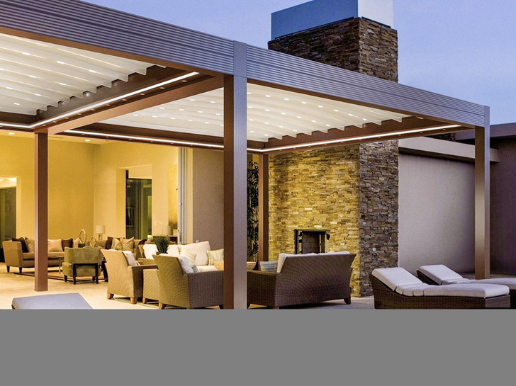 Ob freistehend vor die Fassade gestellt, einseitig am Gebäude befestigt oder in der Hausecke mit nur einer Stütze montiert, das Lamellendach Ventur bietet alle Möglichkeiten bei der Montage.