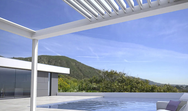 Bei dem Modell Skye können alle Lamellen zur Seite weggefahren werden. Je nach Kundenwunsch nur auf eine Seite oder in der Mitte geteilt auf die linke und rechte Seite. 