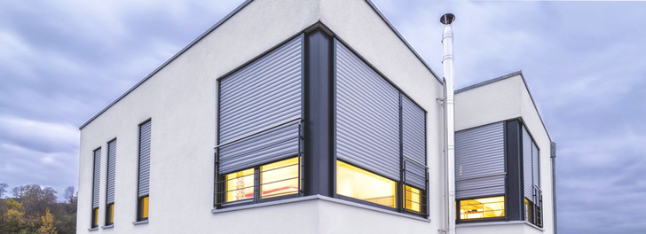 Diese Einbausituation zeigt, wie es im Optimalfall aussehen kann. Man sieht, dass vom Rollladenkasten nichts zu erkennen ist. 