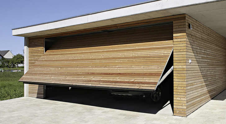 Das klassische Schwingtor kann optisch ohne Probleme in die Fassade integriert werden, schwingt aber konstruktionsbedingt nach vorne aus, und stellt damit immer ein Sicherheitsrisiko da.