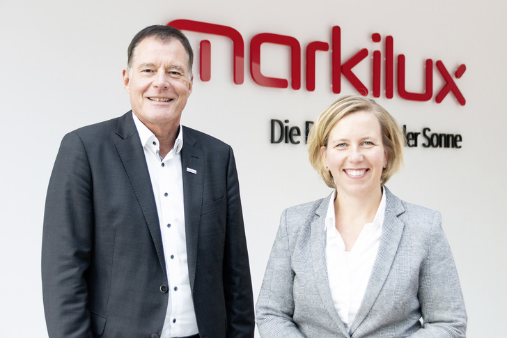 Geschäftsführer Klaus Wuchner und Christiane Berning, Leiterin der Abteilungen Marketing und Business Development, erklären, man wolle mit dem neuen Corporate Design noch klarer kommunizieren, dass markilux ein erfolgreiches, modernes Unternehmen ist. - © Foto: Markilux
