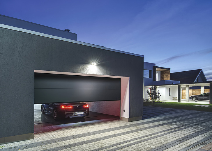 Das hochwertige Garagentor Prime sei nicht nur sehr gut gedämmt, es soll zudem durch die stabile Konstruktion auch sehr sicher sein.