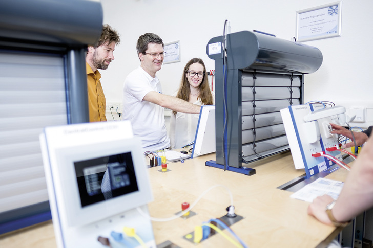 In der Becker Academy können Firmeninhaber, Servicetechniker oder Elektroinstallateure ihr Wissen über Antriebe und Steuerungen erweitern und vertiefen. Das Fachhandwerk wird so in die Lage versetzt, Endkunden kompetent zu beraten.