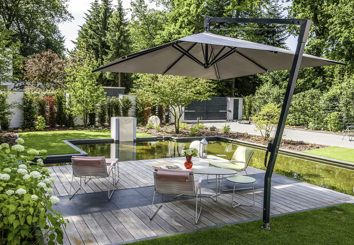 Der Seitenmastschirm Belvedere öffnet sich durch die einzigartige Klapptechnik Easy-Flap innerhalb von Sekunden. Der Schirm kann um 360° gedreht werden.