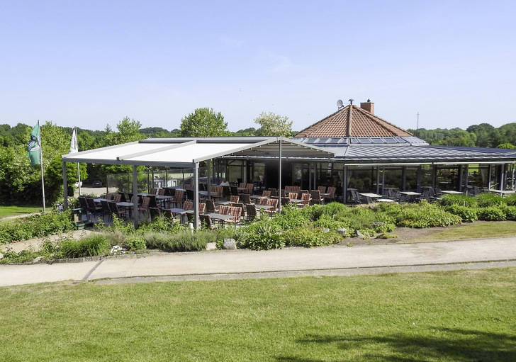 64 wettergeschützte Plätze bietet die mit PergoTex II überdachte Terrasse des Golfclubs. - © Foto: Weinor
