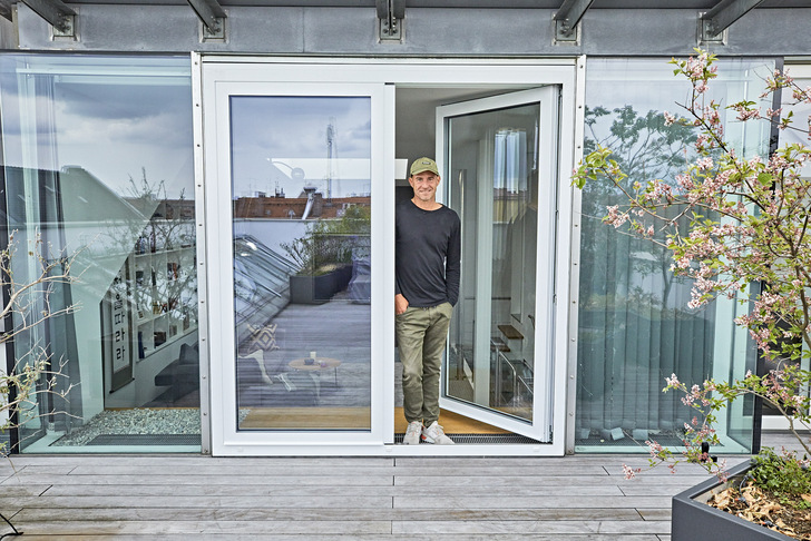 Zufriedener Hausherr: Statt nach außen öffnet die neue Balkontür von Mehmet Scholl künftig nach innen. So ist die Terrasse für den Fußballstar nun endlich auch bei Schnee zugänglich. Die exzellente Wärmeisolierung sorgt zudem dafür, dass es keinen störenden Windzug mehr gibt. 