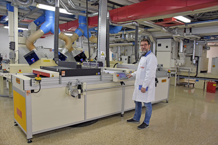 Reinhard Huber an der Excimer-Anlage, die praxisnahen Service für Adler-Kunden ermöglicht.