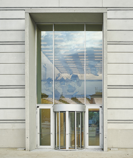 Das Hauptportals des neuen Bauhausmuseums - © Jansen AG / Fotograf: Stephan Falk, Berlin
