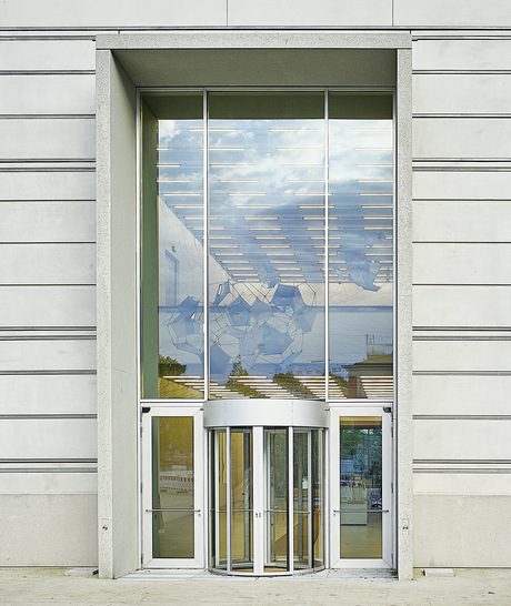 Bei der Pfosten-Riegel-Konstruktion des 9 m hohen Eingangsportals wurden auf Wunsch der Planerin die Stahlprofile von Jansen mit Galvalume überzogen, einem Feinblech aus einer Aluminium-Zink-Veredlung.