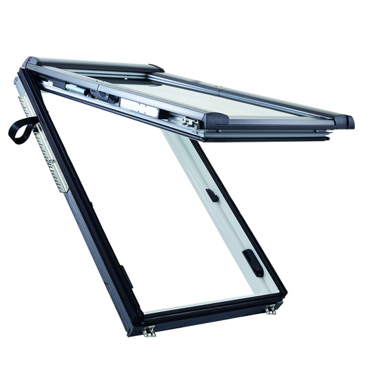 Da﻿s elektrische Klapp﻿-Schwingfenster „Designo i8 Comfort“ - © Foto: Roto Frank Dachsystem-Technologie
