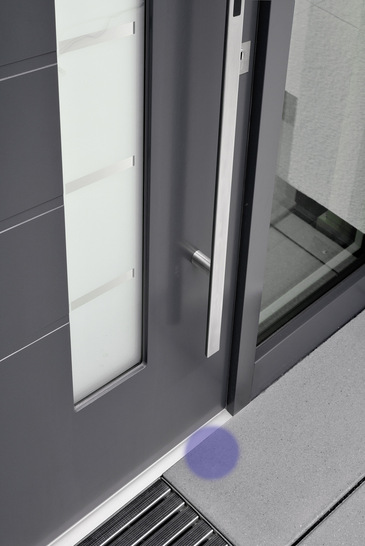 Ein Lichtpunkt auf dem Boden zeigt an, dass die näher kommende Person eine Zutrittsberechtigung besitzt.