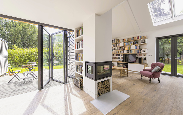 Türen übernehmen am und im Gebäude wichtige Funktionen, denn sie sind das verbindende Element zwischen Haus und Außenraum sowie zwischen den Räumen. Heute wünschen immer mehr Nutzer einen direkten optischen Bezug nach außen, wie es hier im Bild mittels Falt-Schiebe-System umgesetzt wird.