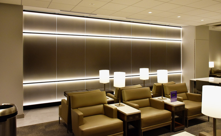 In der United Airline Lounge sorgt auch das Licht für eine entspannende Atmosphäre.