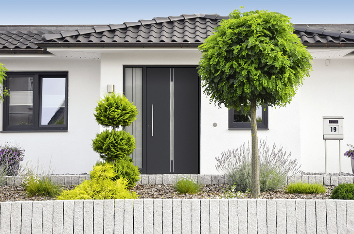 Fenster und Türen in der Trendfarbe Anthrazit verleihen dem Haus einen modernen Look.