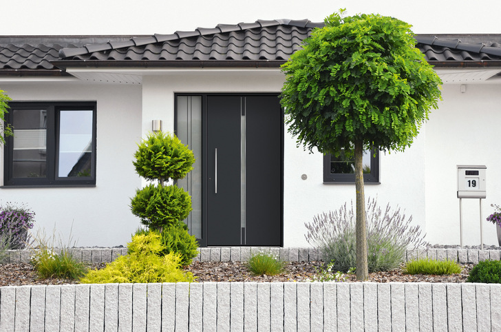 Fenster und Türen in der Trendfarbe Anthrazit verleihen dem Haus einen modernen Look.
