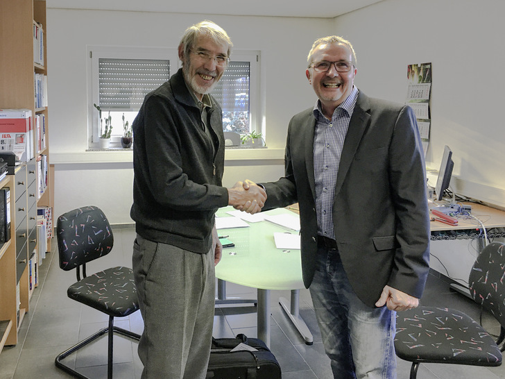 Bei der Übergabe: Klaus Kraft, (l.) GF der WWV Kraft GmbH, mit Christoph Gilles, Produkt-Manager für die Glasindustrie bei EnviroFalk.