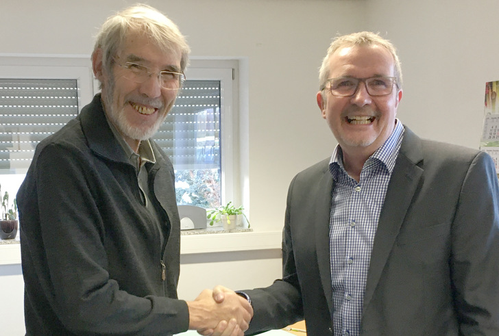 Klaus Kraft, (l.) Geschäftsführer der WWV Kraft GmbH, mit Christoph Gilles, Produkt-Manager für die Glasindustrie bei EnviroFalk bei der Übergabe.