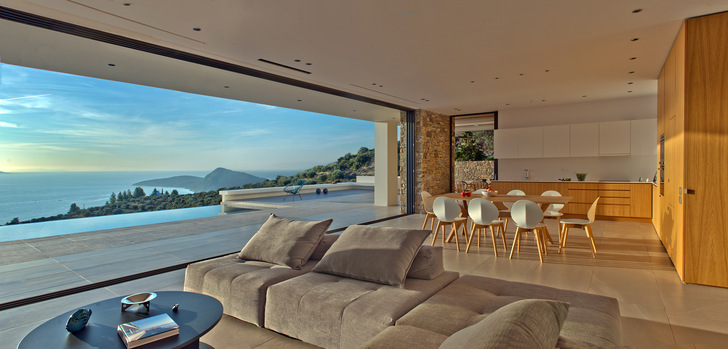 Die Führungsschienen für das System Schüco ASS 50 sind unten bodenversenkt und oben bündig mit der abgehängten Decke ausgeführt.