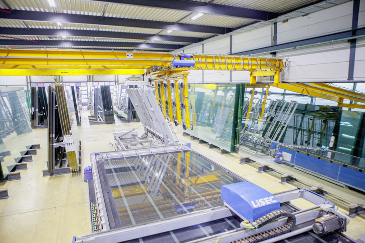 Bei der Produktions-Optimierung sollte die bestehende Zuschnitt-Anlage in der Glass Solutions Niederlassung in Emmen (NL) erhalten bleiben, da eine neue, größere Linie einiges an zusätzlichen Baukosten verursacht hätte. - © Foto: Lisec
