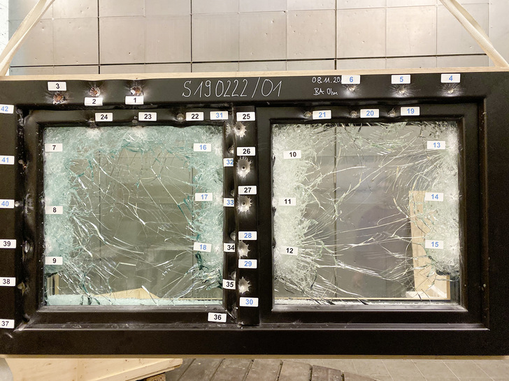 Insgesamt 42 Schüsse mit 357er- bzw. 44er-Magnum-Munition feuerte das Beschussamt Ulm auf das durchschusshemmende Holz-Alu-Fenster von i+R Fensterbau ab. - © Foto: i+R Fensterbau
