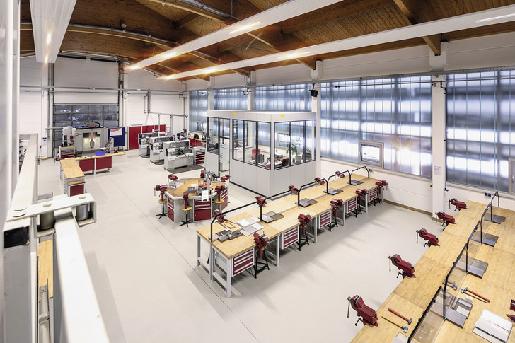 Die neue Metallwerkstatt präsentiert sich auf ca. 350 m2 hell, großzügig und einladend. 