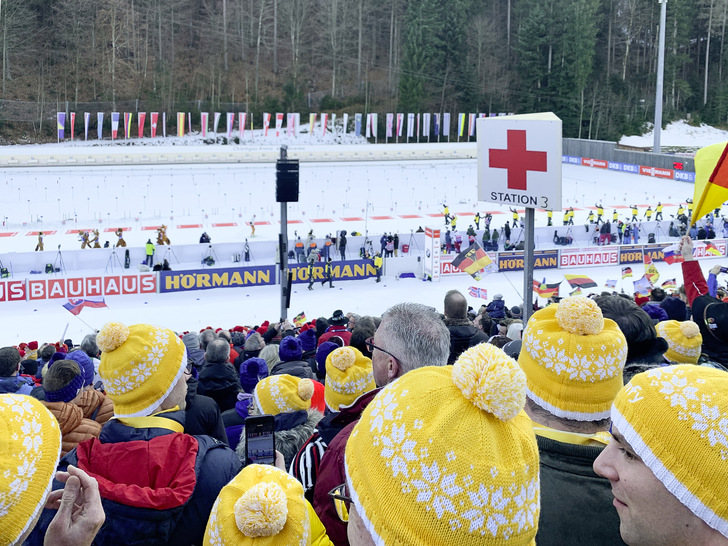 Mit direktem Blick auf die Schießbahn und Start und Ziel hatten die gelben „Wollmützen“ den besten Blick an der Strecke.