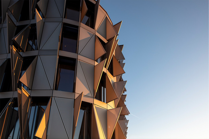 Für ausgewogenes Tageslicht in den Büroräumen sorgen Silverstar EN2plus 3-fach-Isoliergläser sowie der dynamische Sonnenschutz.