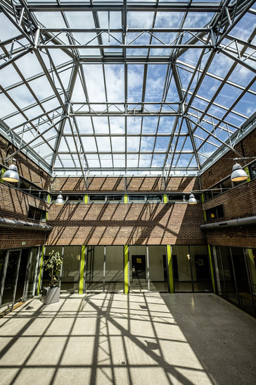 Die neue Glaskuppel im Dante Gymnasium schafft an zentraler Stelle einen zusätzlichen Raum, der für Veranstaltungen, Versammlungen und Aktivitäten genutzt wird. - © Foto: Lamilux
