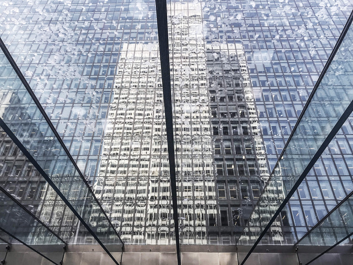 Hier die gläserne Konstruktion vom Gebäudeinneren aus gesehen. Spannend sind die langen Glasträger.﻿ - © Foto: seele
