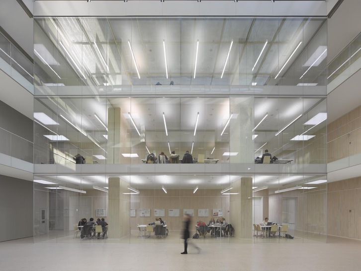 Im  Inneren des dreigeschossigen Glaskubus können sich die Hochschüler frei aufhalten.