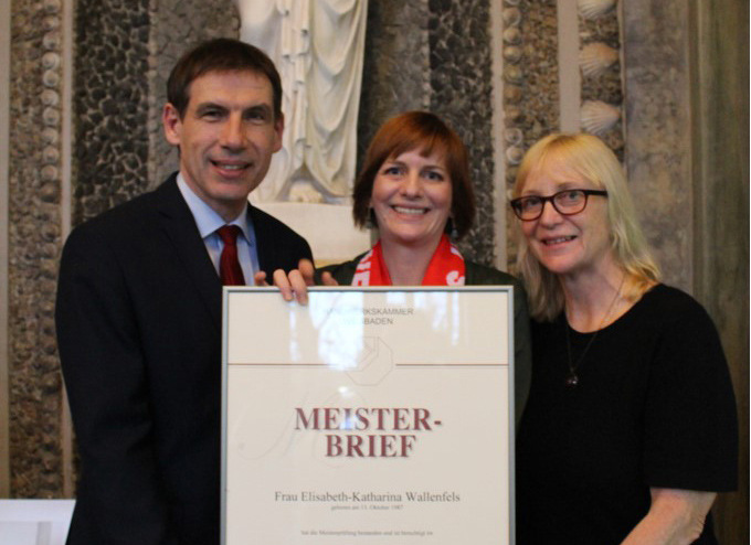 Elisabeth-Katharina Wallenfels (Mitte) wurde zur besten Meisterin 2020 im Glaserhandwerk gekürt.