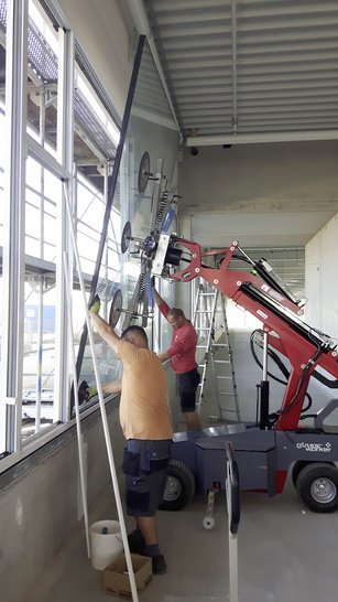 Monteure können den Glassworker beim Einbau von Fenstern und Türen im Innen- und im Außenbereich einsetzen. - © Foto: Uplifter
