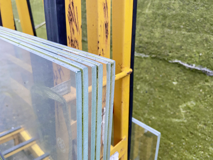 Glasoberflächen und -kanten laufen leicht Gefahr, nicht nur zu verschmutzen, sondern auch irreparabel beschädigt zu werden.