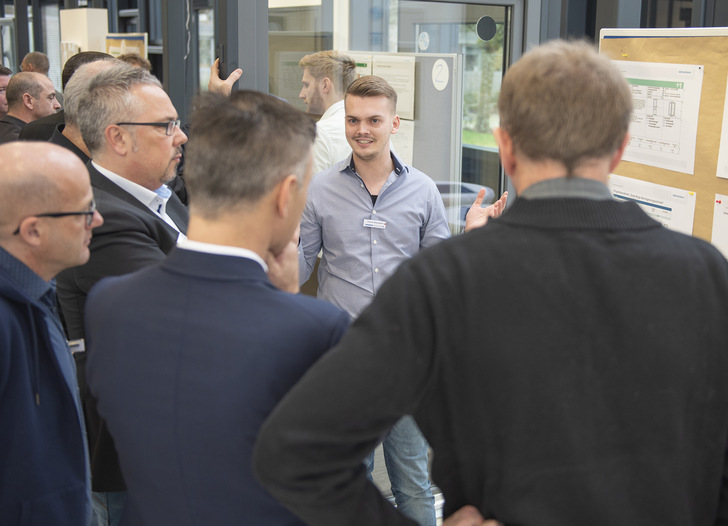 Mit seiner innovativen Idee stieß Yannic Brombach bei der Präsentation vor dem Management auf offene Ohren. - © Siegenia
