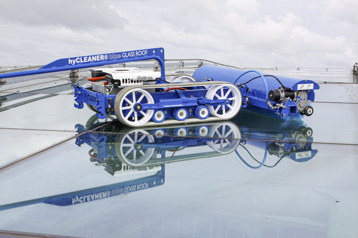 Ideal geeignet für Glasdächer: Der HyCleaner blue Glass Roof ermöglicht eine einfache und effektive Reinigung von großflächigen Überkopfverglasungen.