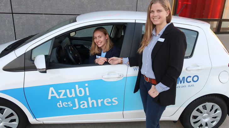 Bei der Übergabe des Semco-Azubi-Cars: Siegerin  Rieke Minssen (li.) erhält die Wagenschlüssel von der Vorjahrssiegerin Nadine Hauck. - © Semco Glas
