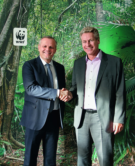 Andreas Engelhardt (links), geschäftsführender Gesellschafter der Schüco International KG, und Eberhard Brandes (rechts), Geschäftsführender Vorstand WWF Deutschland, bei der Vereinbarung der Zusammenarbeit.