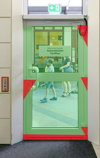 Das Bild zeigt die Risiko-Bereiche einer Tür, wenn sie nur sensorisch auf der Bandseite abgesichert ist. - © Foto: Athmer
