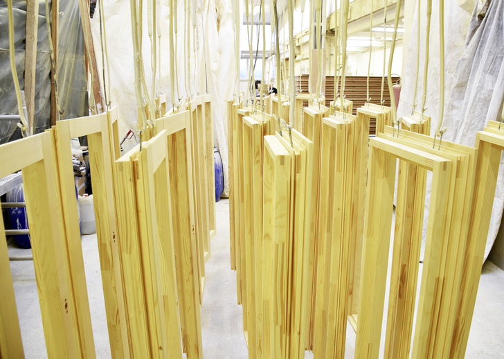 Bei Müller Holzfensterbau entstehen Holz- und Holz-Aluminium-Fenster in höchster Qualität. Die Profiltiefen von IV68 bis IV120 werden nach Kunden-Anforderungen gefertigt. - © Foto: Daniel Mund / GLASWELT
