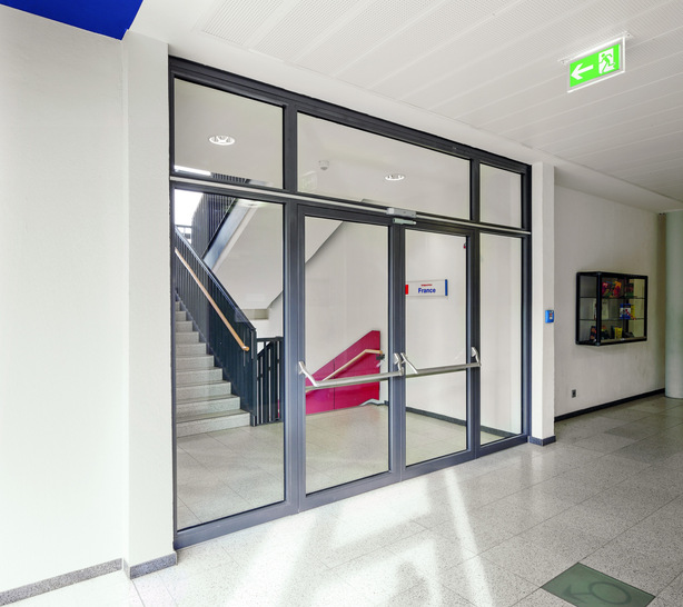 Die häufigste Widerstandsklasse bei Fluchttüren ist RC2. Hierfür benötigt man eine angriffshemmende Verglasung nach EN 356 und EN 1627, die einen gewaltsamen Einbruchsversuch um drei Minuten zu verzögern.