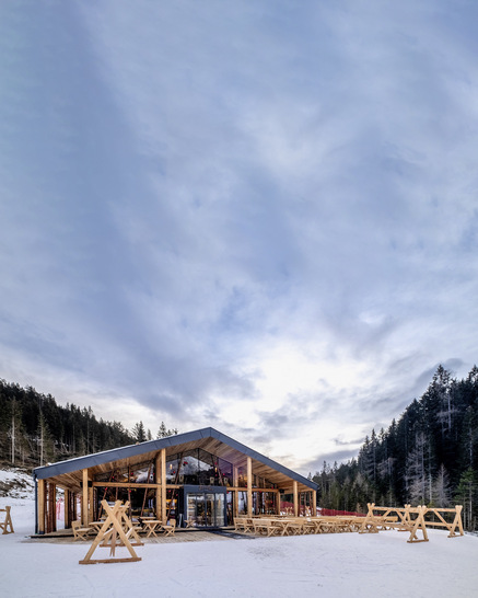 Die „Zin Fux“ Skihütte öffnet sich mit ihren Alu-Fenster und Fensterwände von Finstral uf drei Seiten zu der malerisch umgebenden Berglandschaft. - © Foto: Martin Vitek
