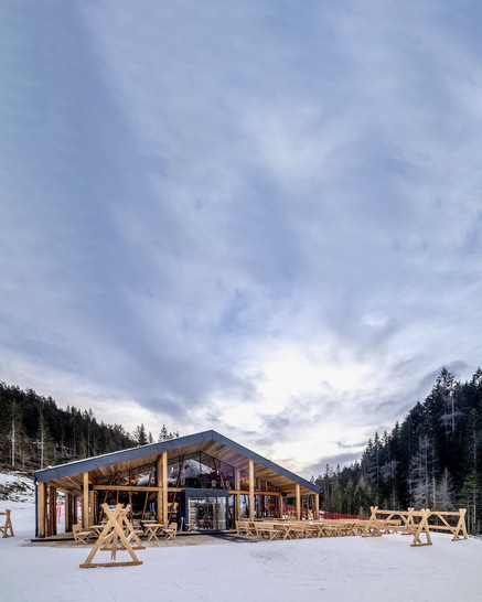 Die „Zin Fux“ Skihütte öffnet sich mit ihren Alu-Fenster und Fensterwände von Finstral uf drei Seiten zu der malerisch umgebenden Berglandschaft. 