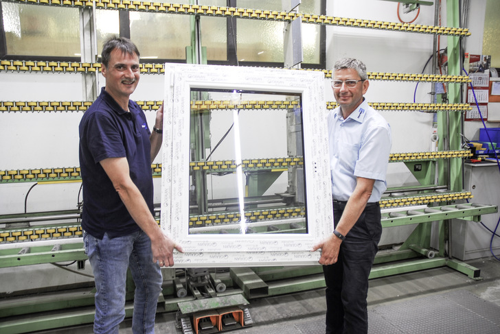 Andrew Horn (l.), Fertigungsleiter bei therma Fensterbau in Bad Steben, und Stephan Horn, Geschäftsführer der therma Fensterbau GmbH, setzen auf leichte 3-fach-Isoliergläser von Saint-Gobain Glass.