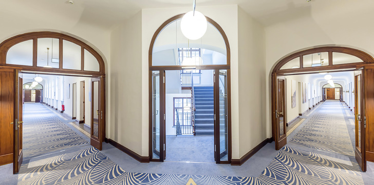 Die filigranen Hoba-Brandschutztüren fügen sich fließend in das Ambiente denkmalgeschützten Gebäudes ein.