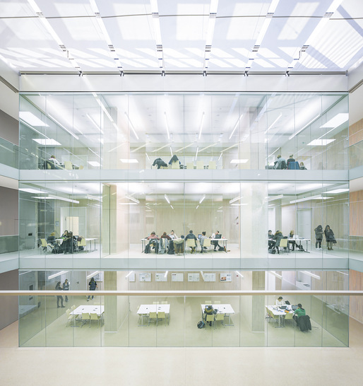 Hier herrscht im Gebäude ein Höchstmaß an Transparenz. - © Roland Halbe
