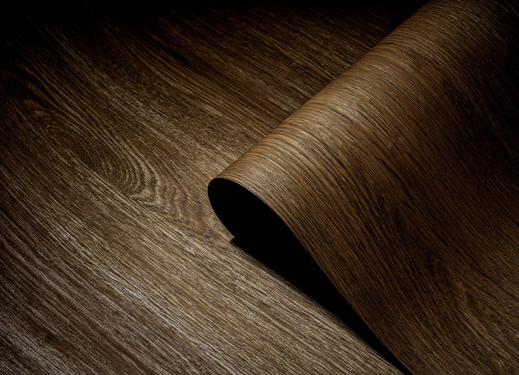 Mit lebendigem Farbspiel und Asteinschlüssen gehört Amaranth Oak Super-Matt zu den ausdruckstarken Eichedekoren und steht für einen Trend zu dunklen Hölzern.