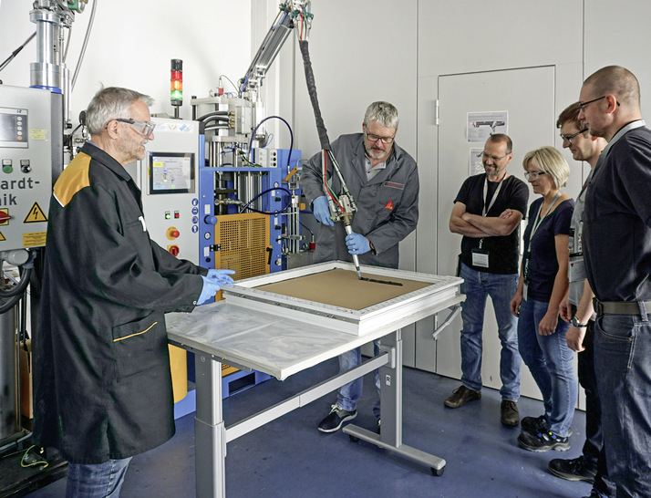 Fensterbaubetriebe können sich am Sika-Messestand über die fachgerechte Applikation der Klebstoffe informieren. - © Foto: Sika Deutschland
